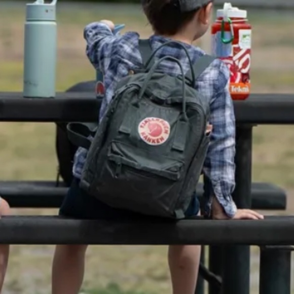 Compact and stylish Fjallraven Kånken Mini. Ideal for kids' adventures. Durable - Picture 1 of 8